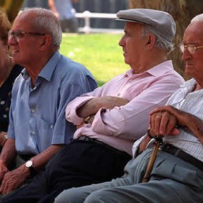 Ciudadanos Cádiz se acuerda de los ancianos, especialmente de los de rentas más bajas y de los que viven solos.